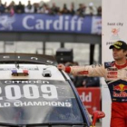 Loeb, junto a su coche donde aparece pintado en el parabrisas su consecución del Mundial.