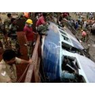Personal de los servicios de rescate trabajan en la búsqueda de supervivientes del accidente de tren