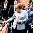 La cancillera alemana Angela Merkel observa armas de fuego durante su visita al Departamento Federal de la Policía en Pasewalk.