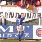 Paulino celebra el primer gol ante el Majadahonda con la afición