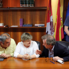 De Santiago-Juárez en la firma con los sindicatos del acuerdo de conciliación laboral y familiar para los empleados públicos. RUBÉN CACHO