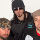 Ivahn, Rubo y Chucky forman la banda leonesa Karbon 14, que actúa hoy en Llamas de Ribera.