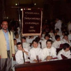Romualdo Barrera con uno de los coros que dirige, en una imagen de archivo.