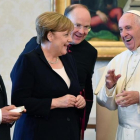 El Papa (derecha) recibe a Merkel y a su marido, Joachim Sauer (izquierda), en una audiencia privada en el Vaticano, el 17 de junio.