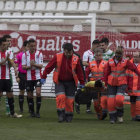 Isma, en el momento de abandonar el campo tras el fuerte golpe sufrido. LA OPINIÓN DE ZAMORA