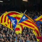 'Esteladas' durante un partido del Barça en el Camp Nou.