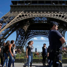 Vigilancia policial en la Torre Eiffel.