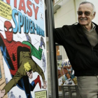 Stan Lee, en una imagen del 2006, ante un póster de Spiderman.