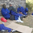 Uno de los grupos de piquetes, ayer en la comarca del Laciana.
