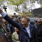 El presidente en Kenia, Uhuru Kenyatta, tras dipositar su voto en las segundas elecciones presidenciales.