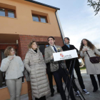 Silvia Franco, María Pardo, Juan Carlos Suárez-Quiñones, Jorge García y Ester Muñoz, ante la vivienda rehabilitada en Congosto. BARREDO