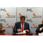Antonio Silván, en el centro, en el momento de la rúbrica del acuerdo alcanzado con las entidades fi