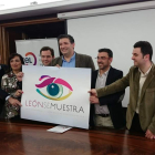 El presidente del CEL, Julio Álvarez, con el concejal Pedro Llamas y las asociciones colaboradoras. DL