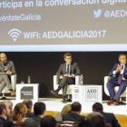 De izquierda a derecha, el alcalde de Santiago, Martiño Noriega; el presidente de la Xunta, Alberto Núñez Feijóo; y el presidente de la Asociación Española de Directivos, Juan Alcaraz.