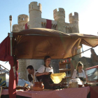 Puesto del mercado medieval de Valencia de Don Juan con el castillo de fondo. MEDINA
