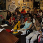 Una mujer lee un poema en el acto de homenaje a los ferroviarios.