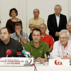 El portavoz de la izquierda aberzale Pernando Barrena, a la izquierdda, ayer en rueda de prensa.