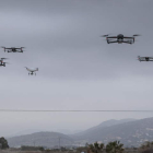 Vista general del primer vuelo masivo y simultáneo de drones que se realizó ayer en Valencia. BIEL ALIÑO