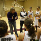La entrenadora del Aros León arenga a sus pupilas.