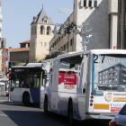 Autobuses de líneas que enlazan el alfoz con la ciudad de León, ayer en el centro de la capital. MARCIANO PÉREZ