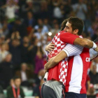 Cilic y Dodig se abrazan en Zagreb tras la victoria.