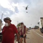 Vecinos de uno de los pueblos afectados por el fuego de La Cabrera.