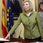 Amparo Valcarce jura su cargo, en presencia de Fernández de la Vega