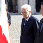 Mattarella y Xin pasan revista a la Guardia de Honor italiana en el palacio presidencial Quirinale, en Roma.