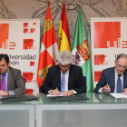 Roberto Lorenzana, José Ángel Hermida y Emilio de la Puente durante la firma.
