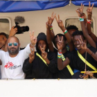 Inmigrantes y miembros de la tripulación del Aquarius celebran su llegada al puerto de La Valeta.