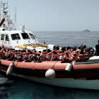 Inmigrantes rescatados en alta mar por el buque Aquarius son transferidos a una patrullera de la Guarda Costera Italiana