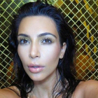 Kim Kardashian haciéndose un selfie