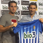 Juanto y Tomás Nistal sujetan la camiseta blanquiazul que lucirá el delantero esta temporada. SDP