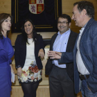 Clemente y los procuradores de la comisión de Agricultura ríen antes de la comparecencia.