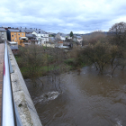El río Boeza a su paso por Ponferrada, con un gran aumento de caudal debido a las últimas lluvias. CÉSAR SÁNCHEZ