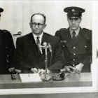 Eichmann, en la jaula acristalada, durante el juicio al que fue sometido en Israel en 1961.