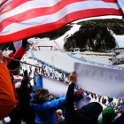 Seguidores de Estados Unidos animan a un esquiador desde la grada de El Tarter.