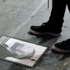 Uno de los 24 retratos que forman la obra ‘Presos políticos’, de Santiago Sierra, retirada de la feria Arco. FERNANDO VILLAR