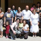 El alcalde de La Pola posa con los padres y niños del curso Aula Crecemos.