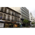 Edificio protegido de Ordoño que ahora tiene planta baja y dos alturas y para el que se pide autorización para subir más pisos.