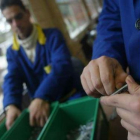 Ariznavarreta y Villanueva con el directivo Materazzo de Iveco, en la planta de formación de la empr