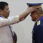 El presidente de Filipinas Rodrigo Duterte (izq), en una foto de archivo con el jefe de policía, Ronald de la Rosa.