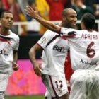 Kanouté celebra con sus compañeros el segundo gol del Sevilla