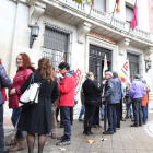 Los trabajadores se concentraron en la subdelegación ayer.