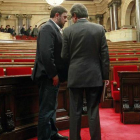 Jonqueras (ERC) y Mas conversan tras la votación.