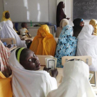 Jóvenes desplazadas por los ataques de Boko Haram acuden a clase en Maiduguri, Nigeria.