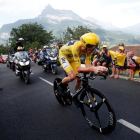 El ciclista británico Christopher Froome del Sky termina la carrera de la decimoctava etapa de la 103ª edición del Tour de Francia, de 17 kilómetros, que se disputa entre Sallanches y Megéve, en Francia, hoy.