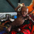 Un niño que huyó con su familia de la sequía del sur de Somalía llora en un campamento para refugiad