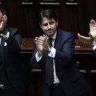 Conte, en el centro, aplaudido en el Parlamento. ANTIMIANI
