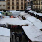 Los puestos de venta ambulante rodeaban ayer la pista de hielo, una de las atracciones de esta Navid